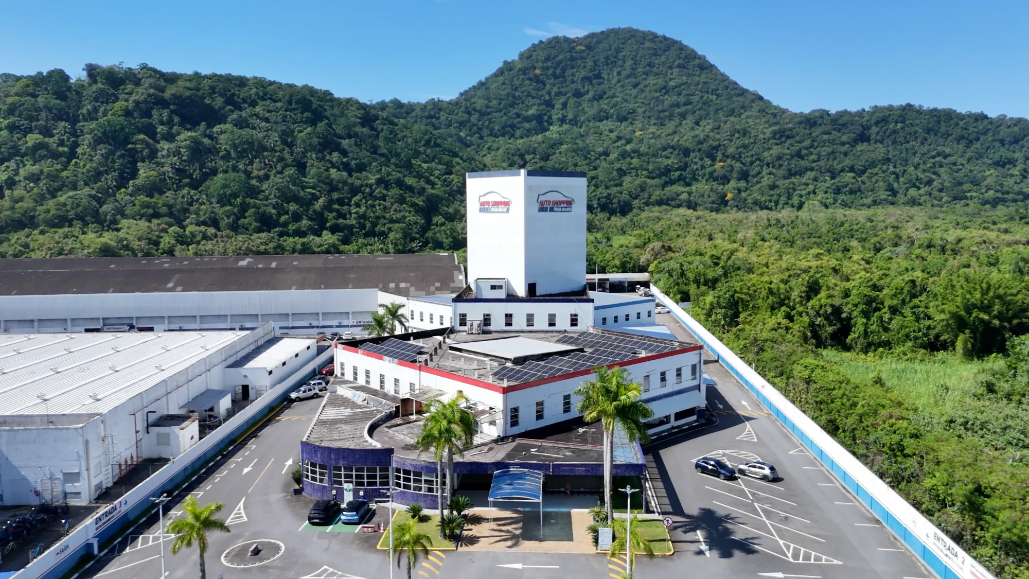 Vista aérea do Auto Shopping Praia Grande, com a torre da marca e o estacionamento